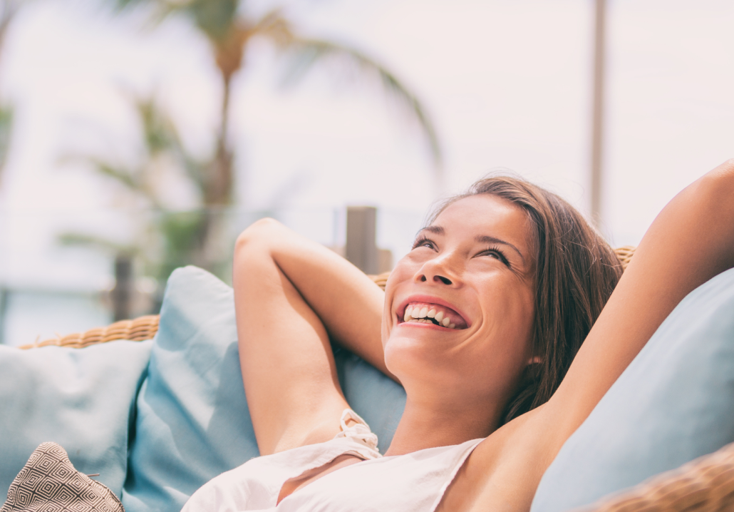 Photo femme sur un canapé