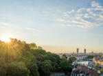 lever de soleil sur la ville de Lyon depuis la colline de Croix-